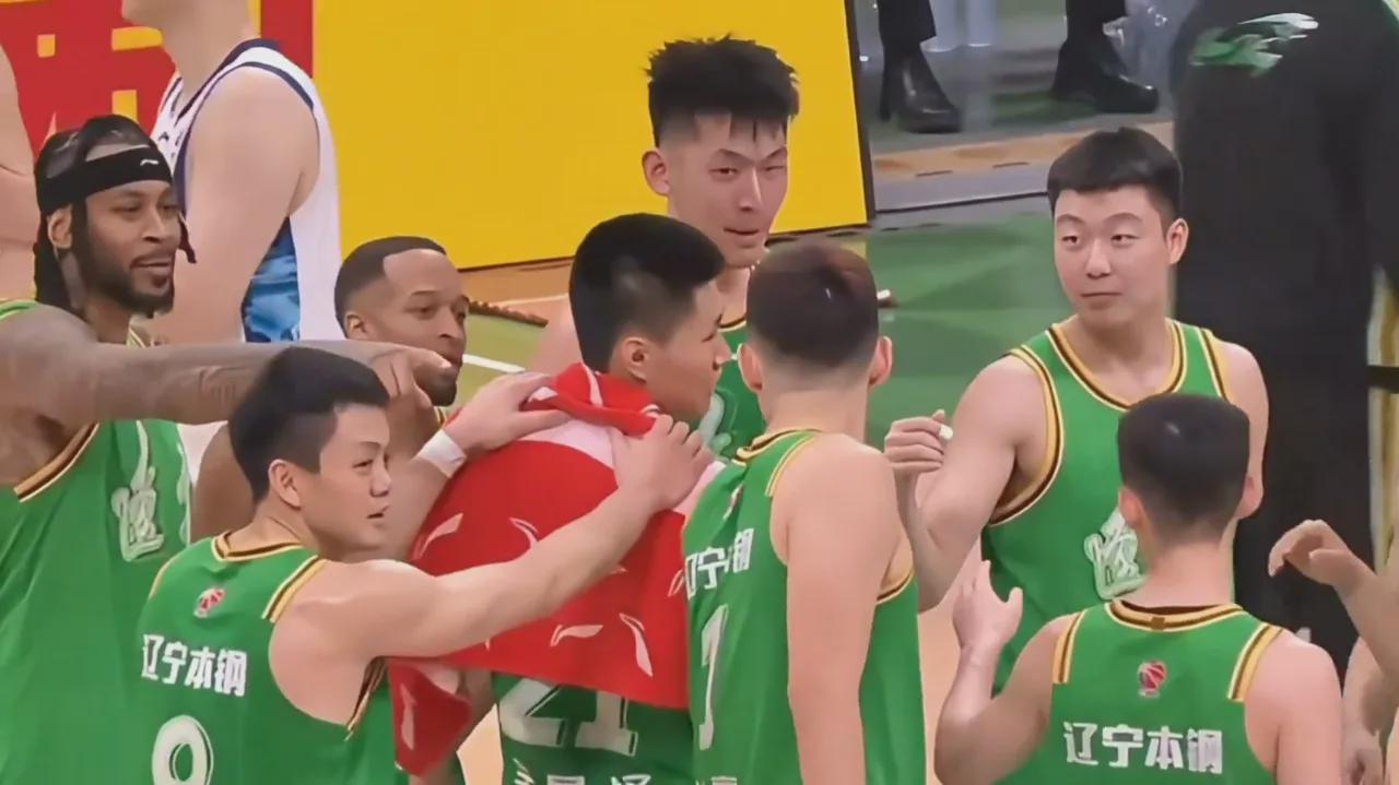 KOK体育-时隔458天！前NBA旧将回归！辽粤大战火了，杨鸣下台后球队6胜1负
